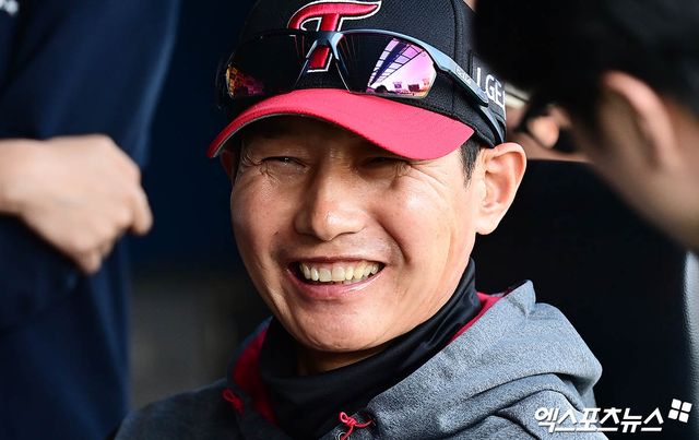 염경엽 LG 감독은 30일 대전한화생명볼파크에서 열릴 '2025 신한 SOL Bank KBO 리그' 한화와 정규시즌 다섯 번째 맞대결을 앞두고 윈에 관한 칭찬을 아끼지 않았다. 동시에 침체한 팀 타선이 살아나길 원했다. 엑스포츠뉴스 DB
