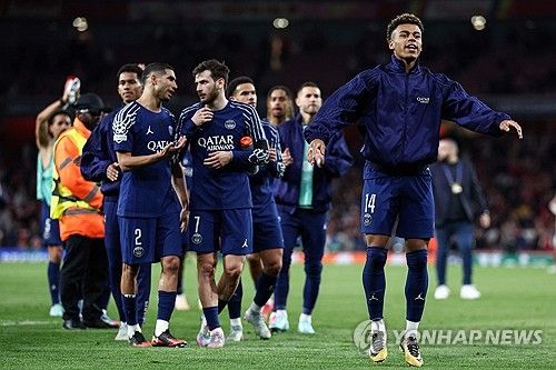 루이스 엔리케 감독이 이끄는 PSG가 30일(한국시간) 영국 런던에 있는 에미레이츠 스타디움에서 열린 아스널(잉글랜드)과의 2024-2025시즌 유럽축구연맹(UEFA) 챔피언스리그 4강 1차전에서 우스망 뎀벨레의 결승 골로 1-0으로 승리했다.&nbsp; 이강인이 벤치를 지킨 가운데 PSG는 뎀벨레의 골을 끝까지 지켜내 리드를 가져갔다. 다음 주 2차전에서 PSG가 패하지 않는다면, 지난 2019-2020시즌 이후 5년 만에 결승에 진출해 사상 첫 대회 우승에 도전하게 된다.연합뉴스