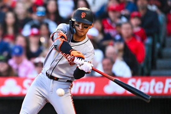 샌프란시스코 자이언츠 외야수 이정후가 6회 초 추격 적시타를 때리면서 6경기 연속 안타 행진을 이어갔다. 하지만, 샌프란시스코는 7회 말 불펜진의 결정적인 추가 실점으로 아쉬운 4-7 패배를 맛봤다.&nbsp;이정후는 30일 미국 캘리포니아주 샌디에이고 펫코 파크에서 열린 2025 메이저리그 샌디에이고 파드리스와 원정 경기에 3번 타자 중견수로 선발 출전해 4타수 1안타 1타점 1득점을 기록했다. 이정후의 시즌 타율은 0.324에서 0.321로 소폭 하락했다.&nbsp;연합뉴스