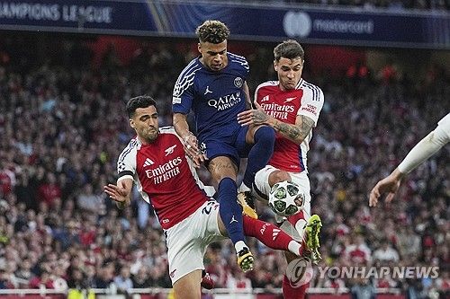 루이스 엔리케 감독이 이끄는 PSG가 30일(한국시간) 영국 런던에 있는 에미레이츠 스타디움에서 열린 아스널(잉글랜드)과의 2024-2025시즌 유럽축구연맹(UEFA) 챔피언스리그 4강 1차전에서 우스망 뎀벨레의 결승 골로 1-0으로 승리했다.&nbsp; 이강인이 벤치를 지킨 가운데 PSG는 뎀벨레의 골을 끝까지 지켜내 리드를 가져갔다. 다음 주 2차전에서 PSG가 패하지 않는다면, 지난 2019-2020시즌 이후 5년 만에 결승에 진출해 사상 첫 대회 우승에 도전하게 된다.연합뉴스