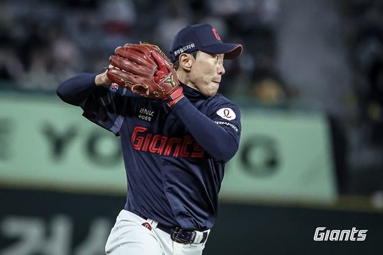 롯데 자이언츠 내야수 전민재가 지난 29일 고척 키움전 7회 초에서 당한 헤드샷 부상과 관련한 검진에서 골절 없이 망막에도 이상이 없다는 소견을 받았다. 전민재는 향후 7일 정도 휴식이 필요한 상태다. 롯데는 2군으로 내려갔던 베테랑 내야수 박승욱을 1군으로 긴급 콜업할 가능성이 큰 분위기다. 롯데 자이언츠