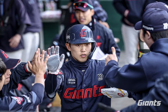 롯데 자이언츠 내야수 전민재가 지난 29일 고척 키움 히어로즈전에서 헤드샷 사구 부상 여파로 30일 1군 엔트리에서 말소, 당분간 회복에 전념하게 됐다. 사진 롯데 자이언츠
