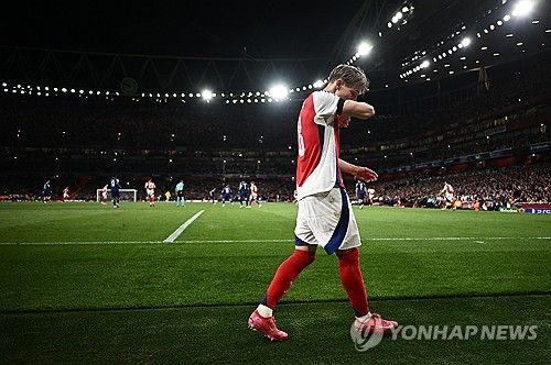 루이스 엔리케 감독이 이끄는 PSG가 30일(한국시간) 영국 런던에 있는 에미레이츠 스타디움에서 열린 아스널(잉글랜드)과의 2024-2025시즌 유럽축구연맹(UEFA) 챔피언스리그 4강 1차전에서 우스망 뎀벨레의 결승 골로 1-0으로 승리했다.&nbsp; 이강인이 벤치를 지킨 가운데 PSG는 뎀벨레의 골을 끝까지 지켜내 리드를 가져갔다. 다음 주 2차전에서 PSG가 패하지 않는다면, 지난 2019-2020시즌 이후 5년 만에 결승에 진출해 사상 첫 대회 우승에 도전하게 된다.연합뉴스