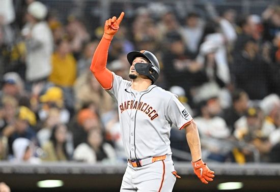 샌프란시스코 자이언츠 외야수 이정후가 6회 초 추격 적시타를 때리면서 6경기 연속 안타 행진을 이어갔다. 하지만, 샌프란시스코는 7회 말 불펜진의 결정적인 추가 실점으로 아쉬운 4-7 패배를 맛봤다.&nbsp;이정후는 30일 미국 캘리포니아주 샌디에이고 펫코 파크에서 열린 2025 메이저리그 샌디에이고 파드리스와 원정 경기에 3번 타자 중견수로 선발 출전해 4타수 1안타 1타점 1득점을 기록했다. 이정후의 시즌 타율은 0.324에서 0.321로 소폭 하락했다.&nbsp;연합뉴스