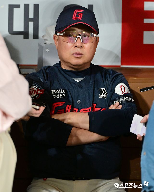 김태형 롯데 자이언츠 감독이 30일 서울 고척스카이돔에서 열리는 2025 신한 SOL Bank KBO리그 키움 히어로즈와의 팀 간 5차전에 앞서 전날 헤드샷 사구로 부상을 당한 내야수 전민재를 언급했다. 사진 김한준 기자