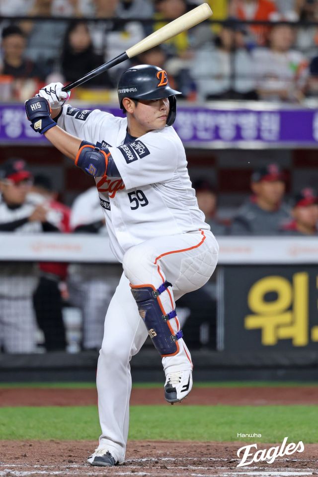 한화 포수 허인서는 30일 대전한화생명볼파크에서 열린 '2025 신한 SOL Bank KBO 리그' LG와 정규시즌 다섯 번째 맞대결에서 8회말 대타로 교체 출전했다. 1타점 2루타로 적시타를 쳐내며 생애 첫 타점을 올렸다. 한화 이글스