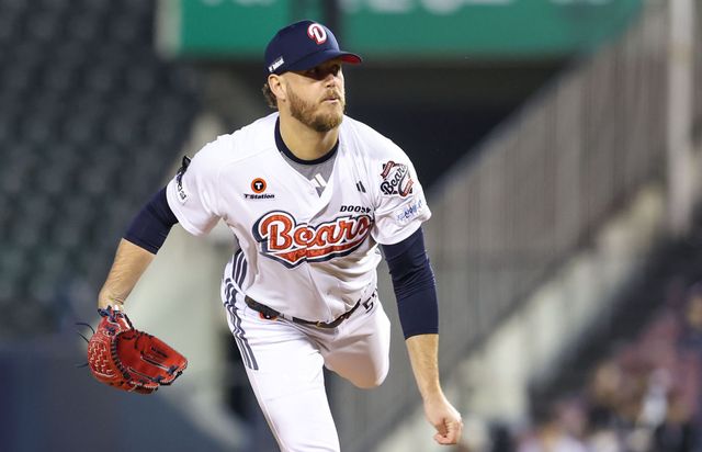 두산 베어스는 3일 서울 잠실구장에서 열린 2025 신한 SOL Bank KBO리그 키움 히어로즈와의 홈경기에서 6-1 승리를 거두고 시즌 첫 연승과 위닝시리즈를 달성했다. 이날 선발투수로 등판한 콜어빈은 6이닝 5피안타 1볼넷 6탈삼진 1실점으로 호투하고 시즌 2승을 올렸다. 두산 베어스