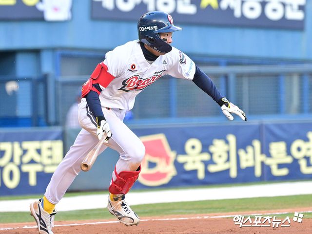 두산 베어스 외야수 김민석이 최근 5경기 연속 무안타 부진 끝에 지난 3일 1군에서 말소돼 2군으로 내려갔다. 이번 주말 친정인 롯데와 정규시즌 첫 맞대결을 앞두고 트레이드 주인공인 김민석이 말소된 가운데 또 다른 트레이드 주인공 추재현의 활약상에 관심이 쏠릴 전망이다. 엑스포츠뉴스 DB