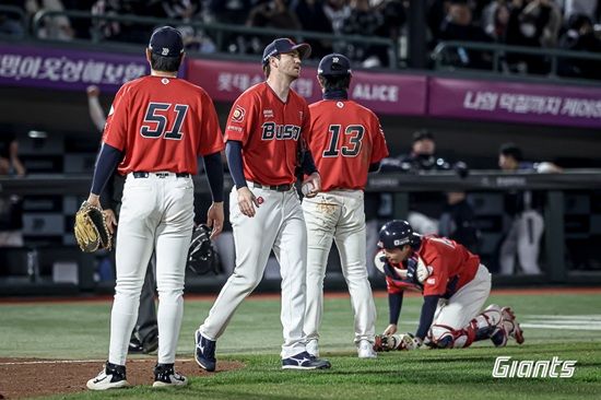 롯데 자이언츠가 지난 4일 사직 두산전에서 실책 퍼레이드를 포함해 견제사와 주루 방해 등 무기력한 경기력으로 대패를 당하면서 4연승이 좌절됐다. 롯데 자이언츠