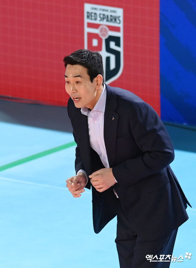 고희진 감독이 이끄는 여자 프로배구 정관장이 4일 대전 충무체육관에서 열린 흥국생명과의 도드람 2024-2025 V리그 여자부 챔피언 결정전 3차전에서 반전을 노렸다. 사진 고아라 기자