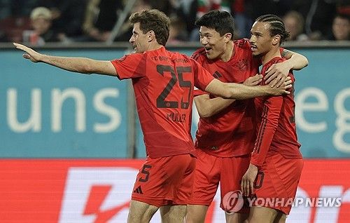 뱅상 콤파니 감독이 이끄는 뮌헨이 5일(한국시간) 독일 아우크스부르크에 있는 WWK아레나에서 열린 아우크스부르크와의 2024-2025시즌 분데스리가 28라운드 원정 경기에서 3-1 역전 승을 거뒀다.&nbsp; 연합뉴스