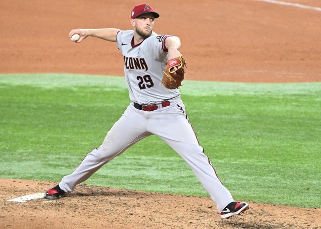 애리조나 다이아몬드백스 우완투수 메릴 켈리가 4일 미국 뉴욕주 브롱스의 양키스타디움에서 열린 2025 미국프로야구 메이저리그 뉴욕 양키스와의 원정경기에 선발 등판해 3⅔이닝 9피안타 3피홈런 3볼넷 2탈삼진 9실점으로 패전투수가 됐다. AFP 연합뉴스