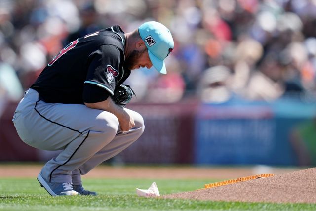 애리조나 다이아몬드백스 우완투수 메릴 켈리가 4일 미국 뉴욕주 브롱스의 양키스타디움에서 열린 2025 미국프로야구 메이저리그 뉴욕 양키스와의 원정경기에 선발 등판해 3⅔이닝 9피안타 3피홈런 3볼넷 2탈삼진 9실점으로 패전투수가 됐다. AP 연합뉴스