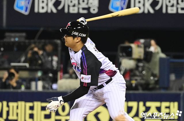 4일 오후 서울 송파구 잠실야구장에서 열린 '2025 신한 SOL Bank KBO리그' KIA 타이거즈와 LG 트윈스의 경기, 7회말 무사 만루 LG 문보경이 2타점 적시 2루타를 때려내고 있다. 잠실, 박지영 기자
