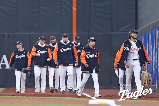 한화 이글스가 3일 대전 한화생명 볼파크에서 열린 2025 신한 SOL Bank KBO리그 롯데 자이언츠와의 팀 간 2차전에서 2-4로 졌다. 사진 한화 이글스