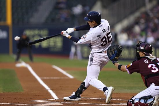 두산 베어스 외야수 김민석이 최근 5경기 연속 무안타 부진 끝에 지난 3일 1군에서 말소돼 2군으로 내려갔다. 이번 주말 친정인 롯데와 정규시즌 첫 맞대결을 앞두고 트레이드 주인공인 김민석이 말소된 가운데 또 다른 트레이드 주인공 추재현의 활약상에 관심이 쏠릴 전망이다. 두산 베어스