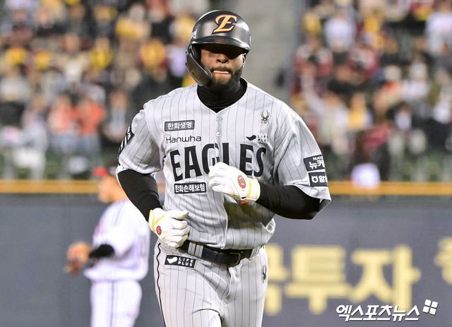 27일 오후 서울 송파구 잠실야구장에서 열린 '2025 신한 SOL Bank KBO리그' 한화 이글스와 LG 트윈스의 경기, 4회초 1사 한화 플로리얼이 좌익수 플라이로 아웃된 후 아쉬워하고 있다. 엑스포츠뉴스DB
