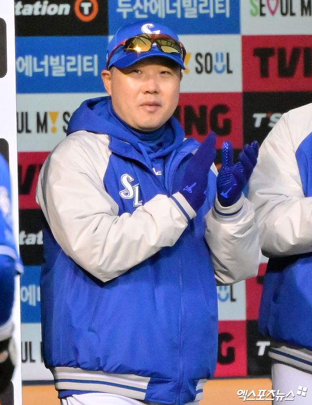 29일 오후 서울 송파구 잠실야구장에서 열린 '2025 신한 SOL Bank KBO리그' 삼성 라이온즈와 두산 베어스의 경기, 7회초 무사 만루 삼성 박진만 감독이 강민호의 득점에 박수를 치고 있다. 엑스포츠뉴스 DB