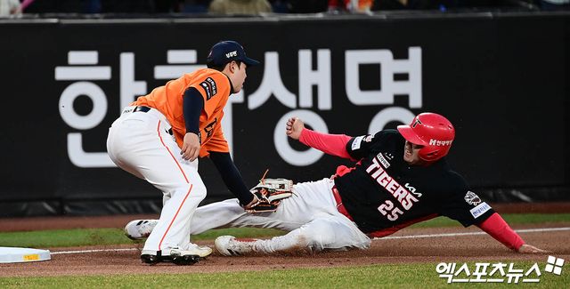 28일 오후 대전한화생명볼파크에서 열린 '2025 신한 SOL Bank KBO리그' 한화 이글스와 KIA 타이거즈의 경기, 2회초 2사 1루 KIA 최원준의 안타 때 1루주자 이우성이 3루까지 진루를 시도했으나 한화 3루수 노시환에게 태그아웃 당하고 있다. 엑스포츠뉴스 DB