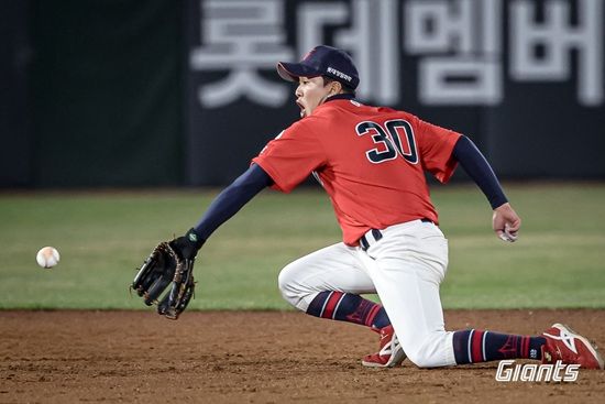 롯데 자이언츠가 지난 4일 사직 두산전에서 실책 퍼레이드를 포함해 견제사와 주루 방해 등 무기력한 경기력으로 대패를 당하면서 4연승이 좌절됐다. 롯데 자이언츠