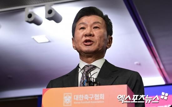 대한축구협회가 4일 오후 서울 용산구 HDC아이파크몰 내 회의실에서 2025년 정기 대의원총회를 개최했다. 이날 대의원총회는 재적 대의원 34명 가운데 25명이 참석했다. 이날 정 회장은 제55대 대한축구협회장으로 보고됐다.&nbsp;엑스포츠뉴스