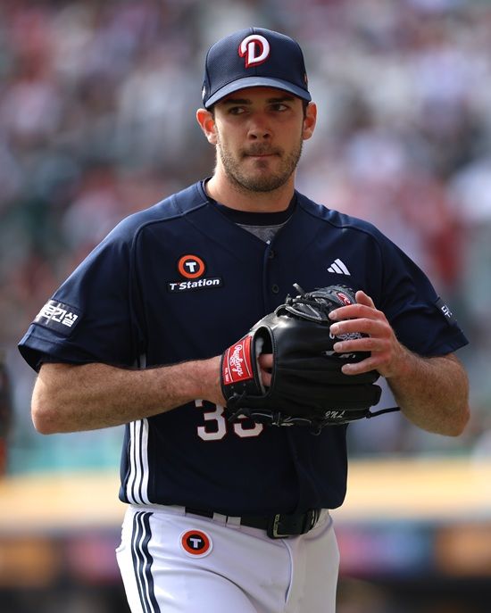 두산 베어스가 4일 사직 롯데 자이언츠전에서 시즌 첫 두 자릿수 득점 맹폭과 함께 3연승을 달렸다. 이유찬이 역전 3루타를 때린 가운데 잭 로그도 시즌 첫 퀄리티 스타트와 승리를 거뒀다. 롯데는 선발 투수 반즈가 7회 초 무너지면서 4연승에 실패했다. 두산 베어스