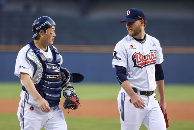 두산 베어스는 3일 서울 잠실구장에서 열린 2025 신한 SOL Bank KBO리그 키움 히어로즈와의 홈경기에서 6-1 승리를 거두고 시즌 첫 연승과 위닝시리즈를 달성했다. 이날 선발투수로 등판한 콜어빈은 6이닝 5피안타 1볼넷 6탈삼진 1실점으로 호투하고 시즌 2승을 올렸다. 두산 베어스