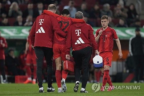 뱅상 콤파니 감독이 이끄는 뮌헨이 5일(한국시간) 독일 아우크스부르크에 있는 WWK아레나에서 열린 아우크스부르크와의 2024-2025시즌 분데스리가 28라운드 원정 경기에서 3-1 역전 승을 거뒀다.&nbsp; 연합뉴스