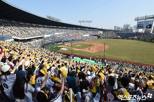 22일 오후 서울 송파구 잠실야구장에서 열린 '2025 신한 SOL Bank KBO리그' 롯데 자이언츠와 LG 트윈스의 경기, 만원 관중이 경기를 관람하고 있다. 엑스포츠뉴스 DB