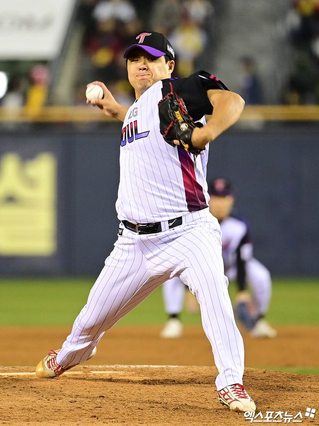 4일 오후 서울 송파구 잠실야구장에서 열린 '2025 신한 SOL Bank KBO리그' KIA 타이거즈와 LG 트윈스의 경기, 8회초 LG 장현식이 역투하고 있다. 잠실, 박지영 기자