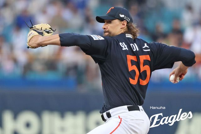 4일 대구삼성라이온즈파크에서 열린 2025 신한 SOL Bank KBO리그 한화 이글스와 삼성 라이온즈의 경기, 한화는 삼성에 완패를 당하며 4연패 수렁에 빠졌다. 한화 선발 라이언 와이스는 4⅔이닝 5실점으로 강판됐다. 한화 이글스