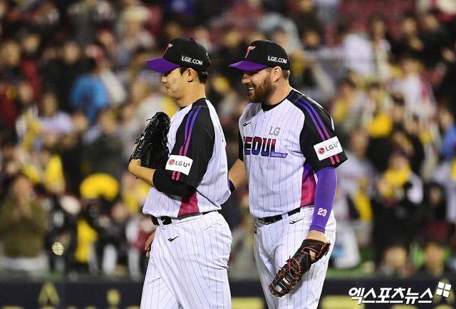 4일 오후 서울 송파구 잠실야구장에서 열린 '2025 신한 SOL Bank KBO리그' KIA 타이거즈와 LG 트윈스의 경기, 9회초 2사 LG 오스틴이 김영우를 격려하고 있다. 잠실, 박지영 기자