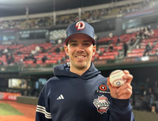 두산 베어스 외국인 투수 잭 로그가 4일 사직 롯데전에 선발 등판해 6이닝 3실점 퀄리티 스타트와 함께 KBO리그 데뷔 첫 승을 거뒀다. 두산 베어스