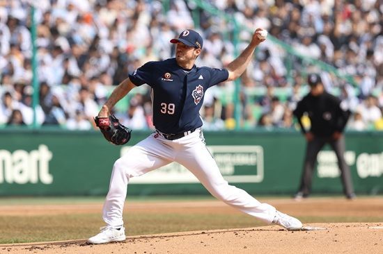 두산 베어스가 4일 사직 롯데 자이언츠전에서 시즌 첫 두 자릿수 득점 맹폭과 함께 3연승을 달렸다. 이유찬이 역전 3루타를 때린 가운데 잭 로그도 시즌 첫 퀄리티 스타트와 승리를 거뒀다. 롯데는 선발 투수 반즈가 7회 초 무너지면서 4연승에 실패했다. 두산 베어스