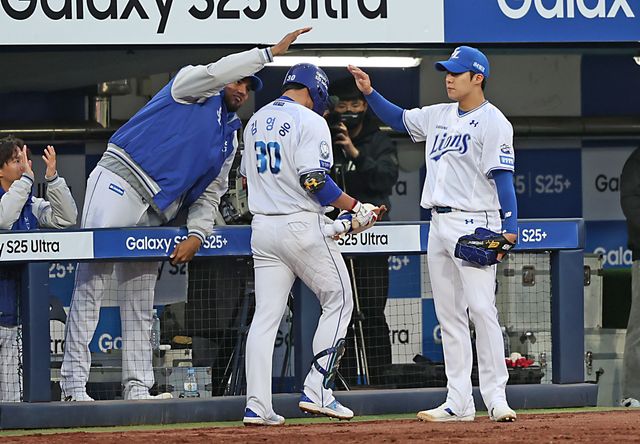 4일 대구삼성라이온즈파크에서 열린 2025 신한 SOL Bank KBO리그 한화 이글스와 삼성 라이온즈의 경기, 삼성이 완승을 거뒀다. 삼성 김영웅은 시즌 3호 홈런을 터뜨렸다. 삼성 라이온즈