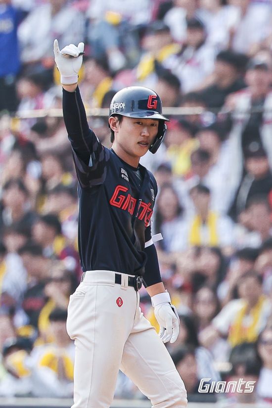 롯데 자이언츠 내야수 전민재가 4일 사직 두산전에 9번 타자 겸 3루수로 선발 출전해 친정과 첫 맞대결을 펼친다. 롯데 자이언츠