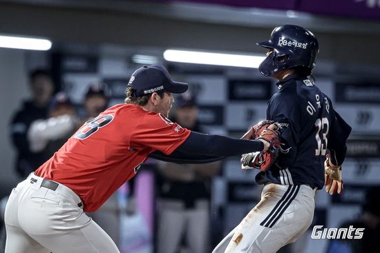 롯데 자이언츠가 지난 4일 사직 두산전에서 실책 퍼레이드를 포함해 견제사와 주루 방해 등 무기력한 경기력으로 대패를 당하면서 4연승이 좌절됐다. 롯데 자이언츠