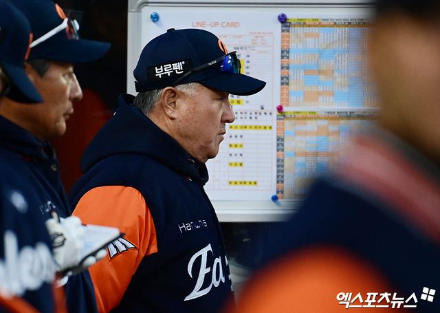 28일 오후 대전한화생명볼파크에서 열린 '2025 신한 SOL Bank KBO리그' 한화 이글스와 KIA 타이거즈의 경기, 한화 김경문 감독이 더그아웃서 경기를 지켜보고 있다. 엑스포츠뉴스DB