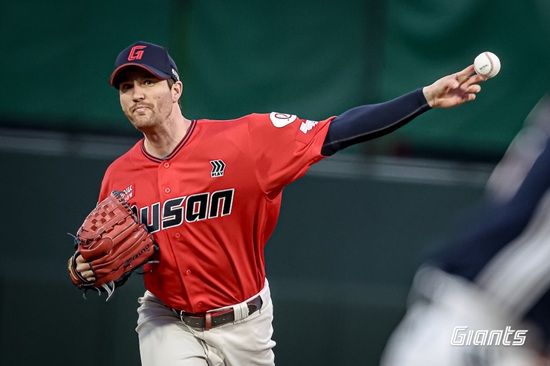 두산 베어스가 4일 사직 롯데 자이언츠전에서 시즌 첫 두 자릿수 득점 맹폭과 함께 3연승을 달렸다. 이유찬이 역전 3루타를 때린 가운데 잭 로그도 시즌 첫 퀄리티 스타트와 승리를 거뒀다. 롯데는 선발 투수 반즈가 7회 초 무너지면서 4연승에 실패했다. 롯데 자이언츠