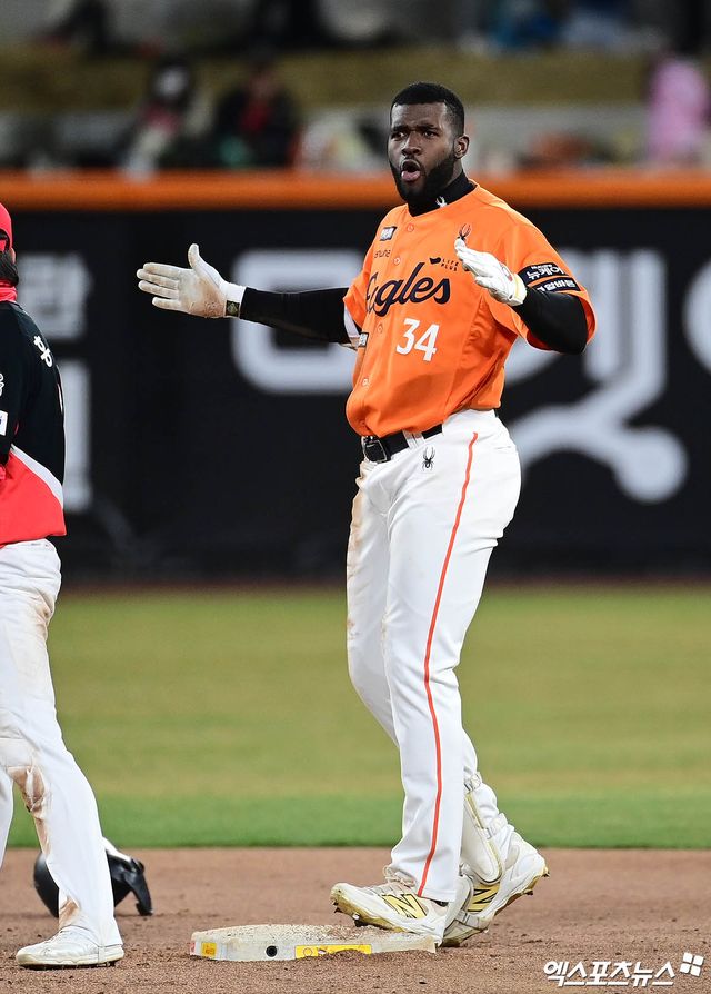 28일 오후 대전한화생명볼파크에서 열린 '2025 신한 SOL Bank KBO리그' 한화 이글스와 KIA 타이거즈의 경기, 7회말 2사 만루 한화 플로리얼이 2타점 적시 2루타를 때려낸 뒤 환호하고 있다. 엑스포츠뉴스DB