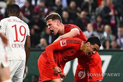 뱅상 콤파니 감독이 이끄는 뮌헨이 5일(한국시간) 독일 아우크스부르크에 있는 WWK아레나에서 열린 아우크스부르크와의 2024-2025시즌 분데스리가 28라운드 원정 경기에서 3-1 역전 승을 거뒀다.&nbsp; 연합뉴스