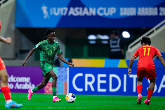 중국 U-17 축구 대표팀이 4일(한국시간) 사우디아라비아 타이프에 있는 킹파흐드 스포츠 시티 스타디움에서 열린 사우디아라비아와의 2025 아시아축구연맹(AFC) U-17 아시안컵 A조 첫 경기에서 1-2로 패했다. 사우디