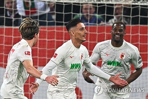 뱅상 콤파니 감독이 이끄는 뮌헨이 5일(한국시간) 독일 아우크스부르크에 있는 WWK아레나에서 열린 아우크스부르크와의 2024-2025시즌 분데스리가 28라운드 원정 경기에서 3-1 역전 승을 거뒀다.&nbsp; 연합뉴스