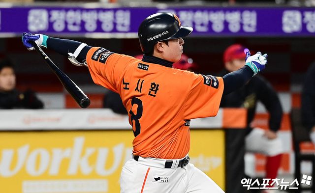 28일 오후 대전한화생명볼파크에서 열린 '2025 신한 SOL Bank KBO리그' 한화 이글스와 KIA 타이거즈의 경기, 2회말 한화 선두타자 노시환이 타격하고 있다. 결과는 3루수 라인드라이브 아웃. 엑스포츠뉴스DB