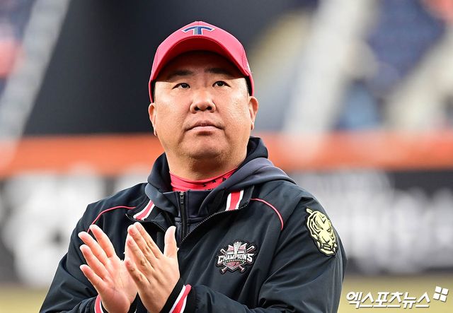 28일 오후 대전한화생명볼파크에서 열린 '2025 신한 SOL Bank KBO리그' 한화 이글스와 KIA 타이거즈의 경기에 앞서 KIA 이범호 감독이 그라운드에 도열해 있다. 엑스포츠뉴스 DB