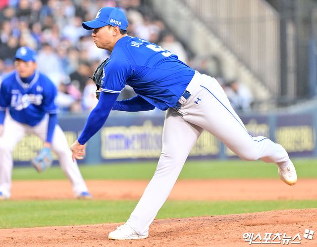삼성 라이온즈 신인 좌완 배찬승이 개막 초반부터 인상적인 투구를 선보이면서 신인왕 유력 후보로 부상하는 분위기다. 팀 선배 원태인도 배찬승의 구위를 칭찬하면서 조금 더 공격적인 투구를 주문했다. 엑스포츠뉴스 DB