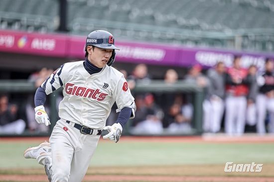 롯데 자이언츠 내야수 전민재가 4일 사직 두산전에서 친정팀과 정규시즌 첫 만남을 가진다. 롯데 자이언츠