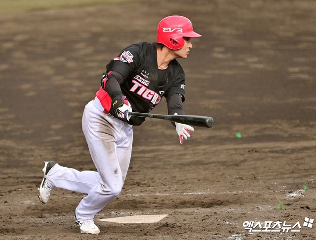 22일 오후 일본 오키나와 코자 신킨 스타디움에서 열린 KIA 타이거즈와 히로시마 도요카프의 연습경기, 9회초 무사 1루 KIA 홍종표가 중전안타를 날리고 있다. 엑스포츠뉴스 DB