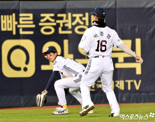 두산 베어스 외야수 김민석이 최근 5경기 연속 무안타 부진 끝에 지난 3일 1군에서 말소돼 2군으로 내려갔다. 이번 주말 친정인 롯데와 정규시즌 첫 맞대결을 앞두고 트레이드 주인공인 김민석이 말소된 가운데 또 다른 트레이드 주인공 추재현의 활약상에 관심이 쏠릴 전망이다. 엑스포츠뉴스 DB