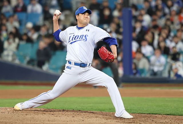 4일 대구삼성라이온즈파크에서 열린 2025 신한 SOL Bank KBO리그 한화 이글스와 삼성 라이온즈의 경기, 삼성이 5-0 완승을 거뒀다. 삼성 김태훈이 힘차게 공을 던지고 있다. 삼성 라이온즈